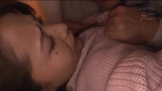 布団の中の密着ピストンで...